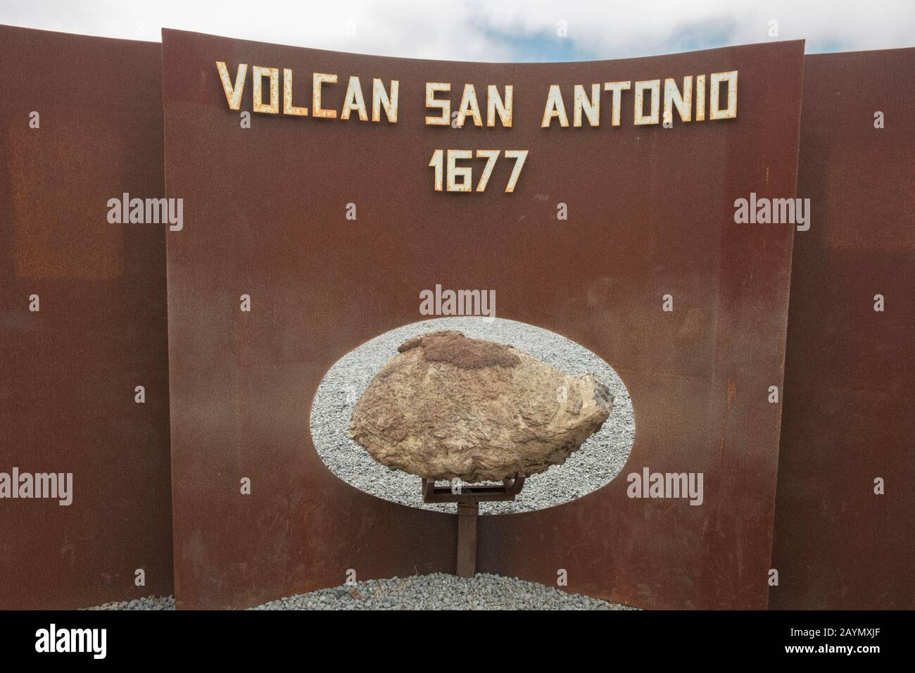 Schild und vulkanisches Gestein im Besucherzentrum von Volcan san Antonio (1677), Fuencaliente de la Palma, La Palma, Kanarische Inseln, Spanien Stockfoto
