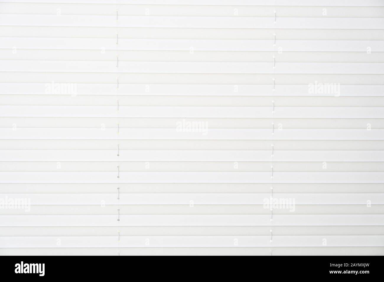 Weiße jalousie mit horizontalen Streifen Stockfoto