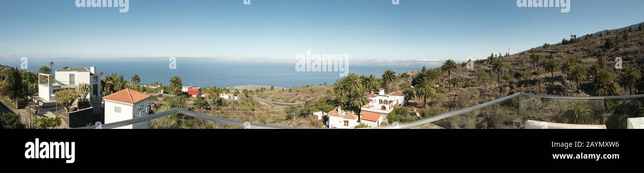 Blick auf das Meer vom Balkon einer Villa in der Nähe von La Punta, auf La Palma, Kanarische Inseln, Spanien. Stockfoto