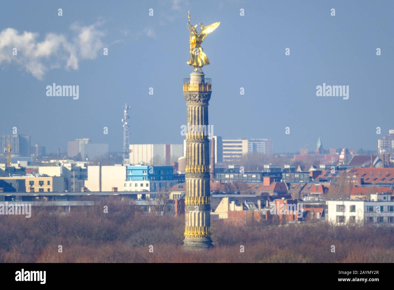 Blick auf die Siegessäule (Siegessäule) über dem Tiergarten im Zentrum Berlins im Winter. Stockfoto