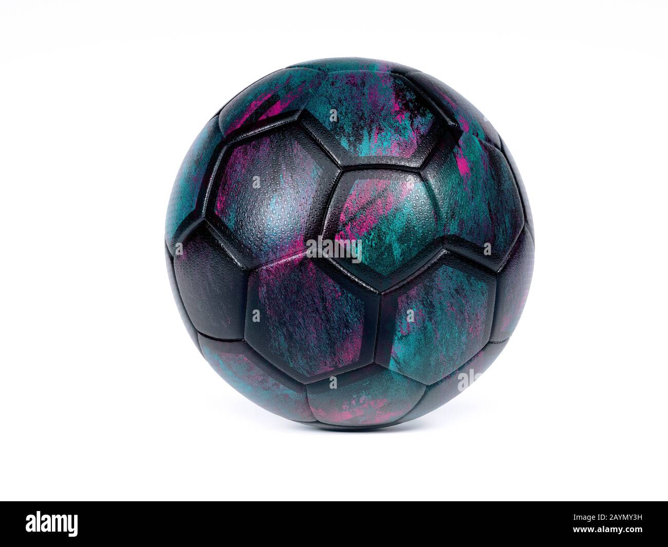 Schwarz Fußball oder Fußball mit dunklen Design Blau und Lila abstrakten Drucken, auf weißem Hintergrund mit Schatten isoliert Stockfoto