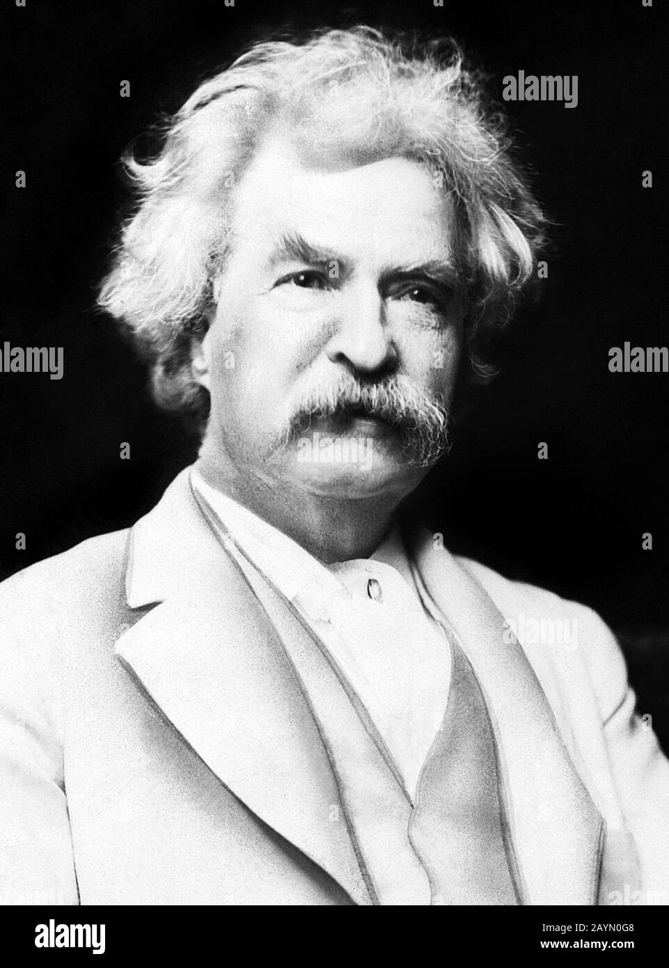 Vintage-Portrait-Foto des amerikanischen Schriftstellers und Humoristen Samuel Langhorne Klemens (zwischen 1835 und 1910), besser bekannt unter seinem Federnamen Mark Twain. Foto ca. 1907 von EINEM F Bradley aus New York. Stockfoto