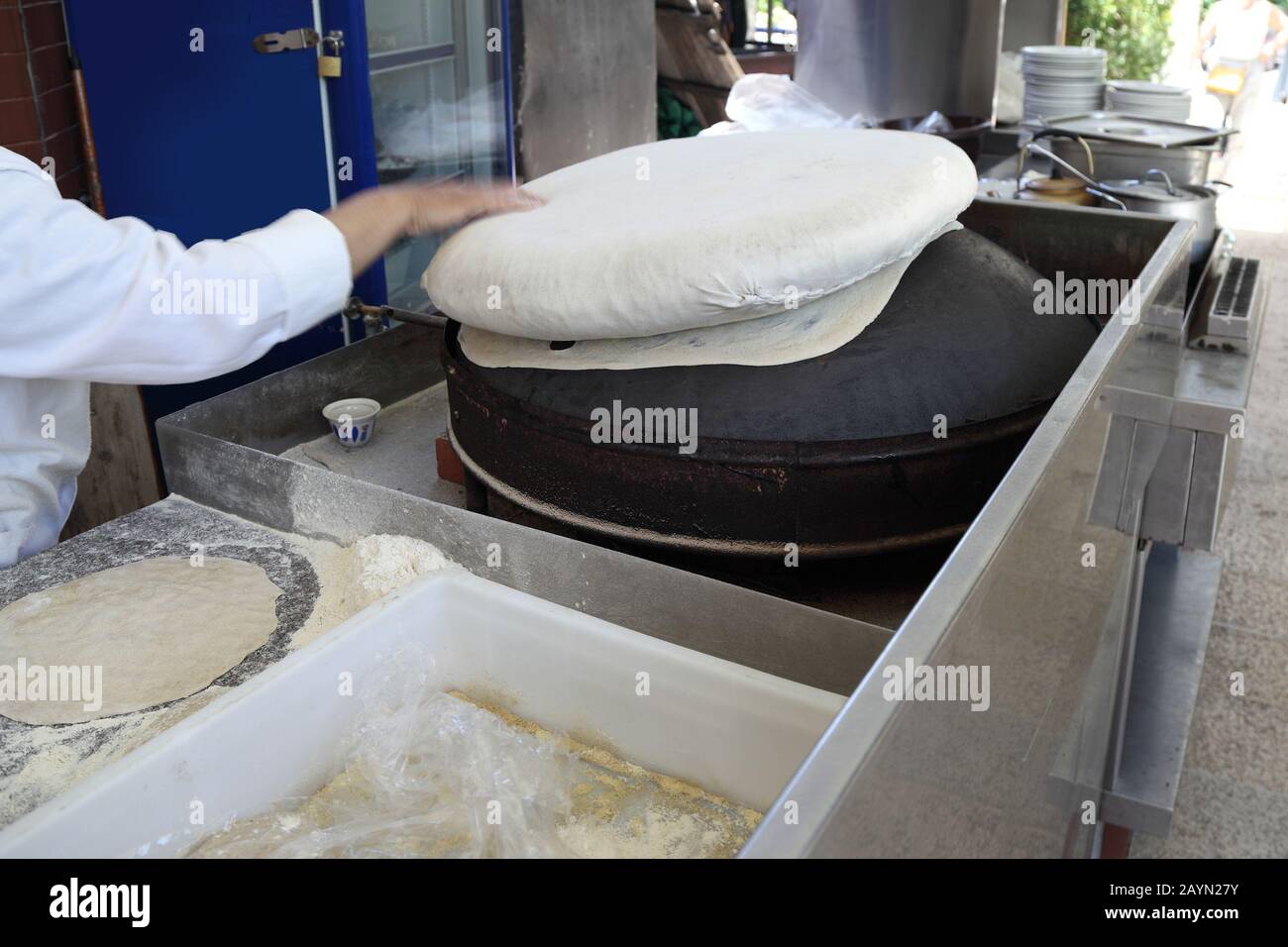 Libanesische Küche: Traditionelles Saj Fladenbrot wird auf dem umgedrehten  Ofen gebacken Stockfotografie - Alamy