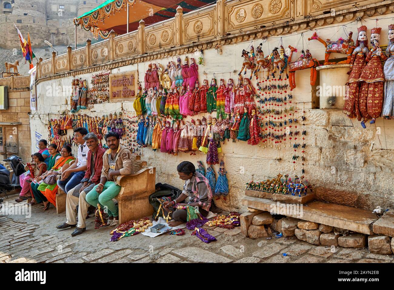 Traditionell gekleidete Frauen verkaufen Souvenirs in den Straßen von Jaisalmer, Rajasthan, Indien Stockfoto