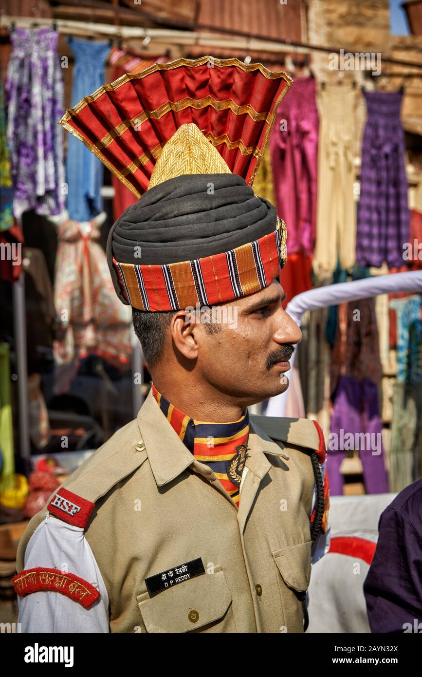 Traditionell gekleideter indischer Polizist in Jaisalmer, Rajasthan, Indien Stockfoto