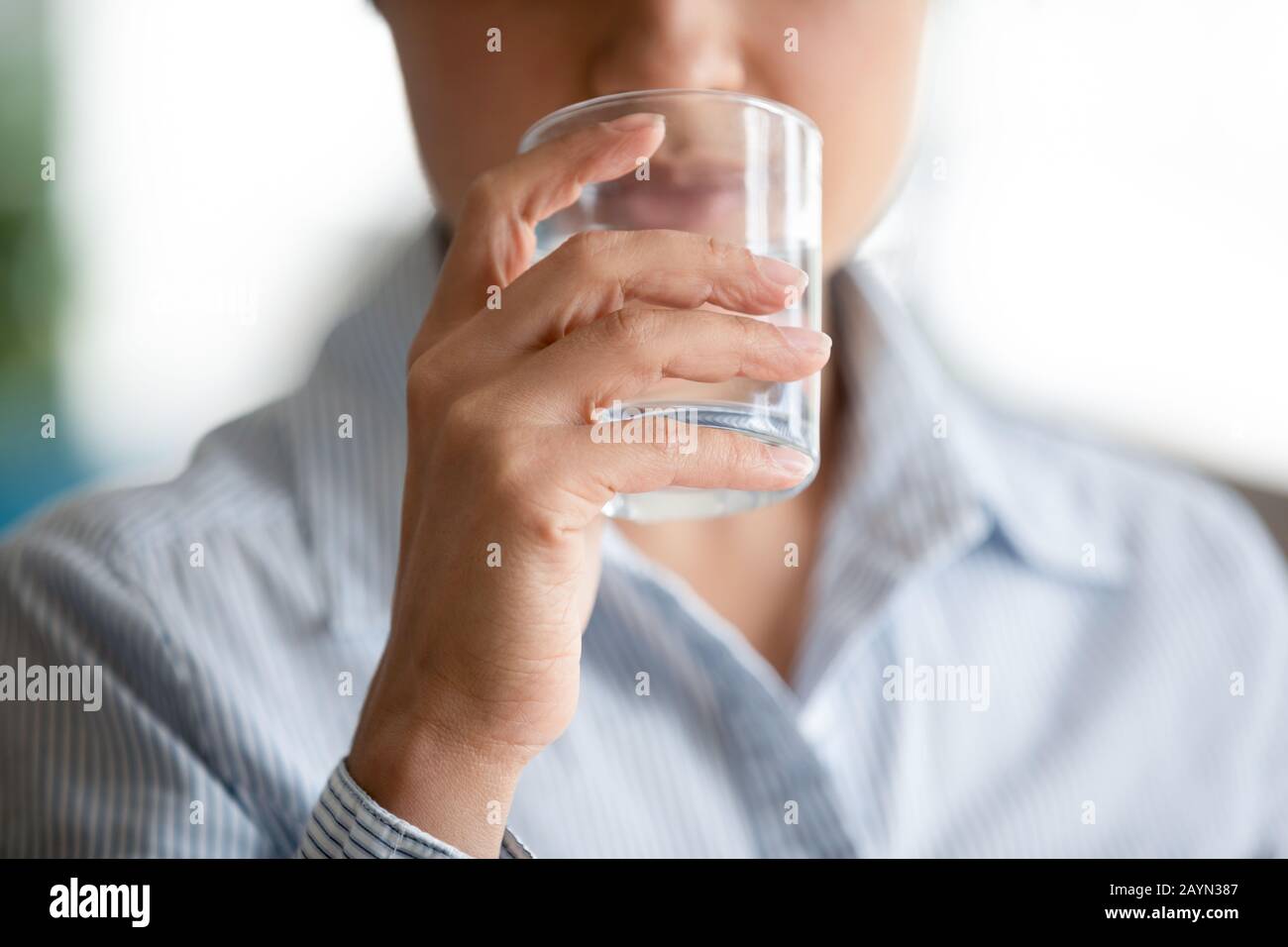 Durstige Frauen trinken klares Mineralwasser Stockfoto