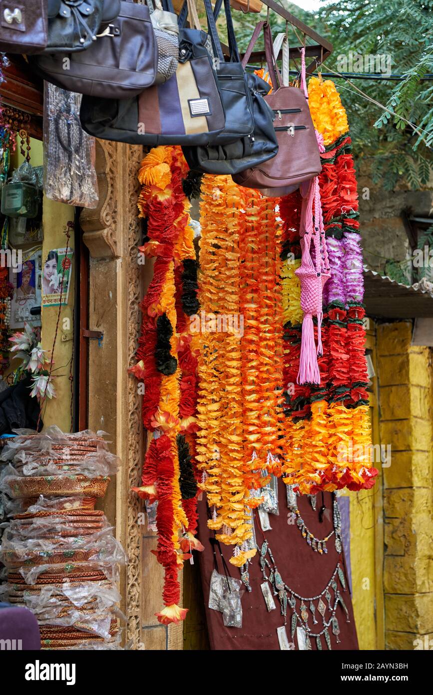 Bunte Blumenarrangements zum Verkauf in Jaisalmer, Rajasthan, Indien Stockfoto
