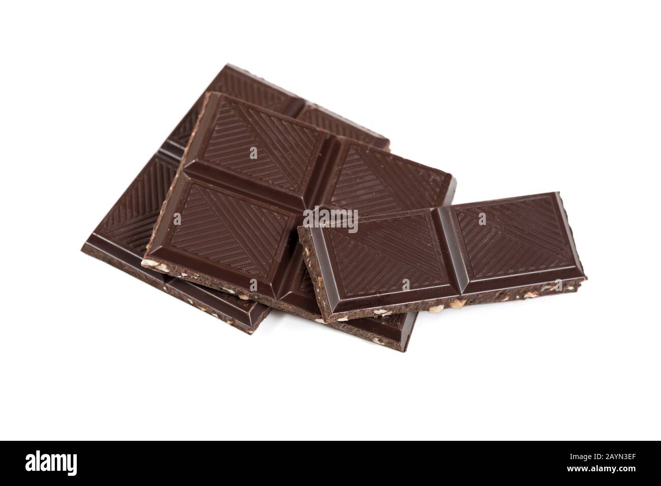 Strukturierte, dunkel gebrochene Schokoladenriegel mit Mandelnüssen, isoliert auf weißem Hintergrund mit Schneideweg Stockfoto