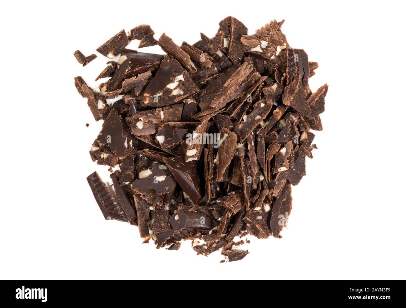 Haufen gehackter, gemahlener Schokoladenspäne isoliert auf Weiß Stockfoto