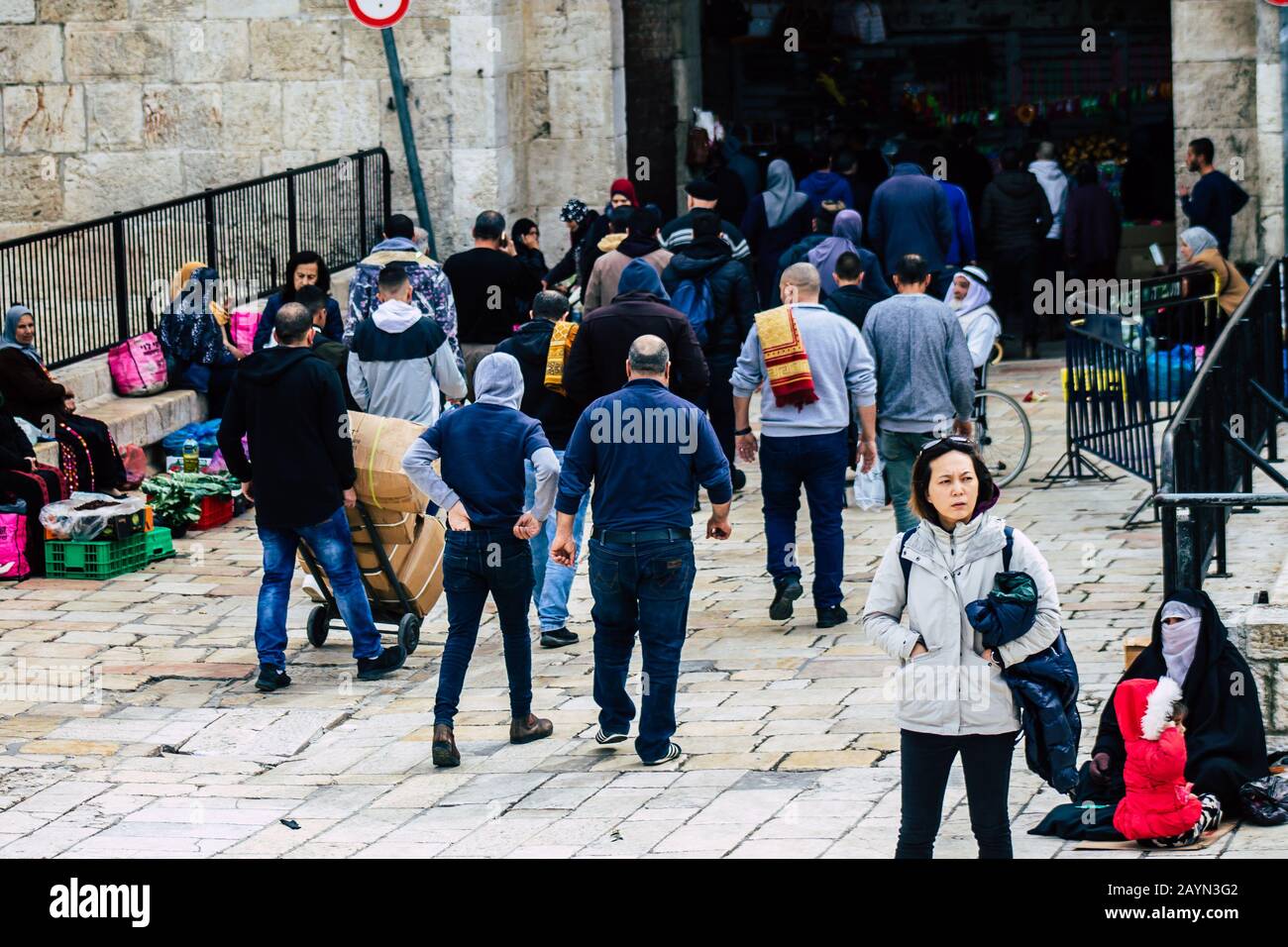 Jerusalem Israel 14. Februar 2020 Blick auf nicht identifizierte Menschen am Damaszener Tor in der Altstadt von Jerusalem Stockfoto