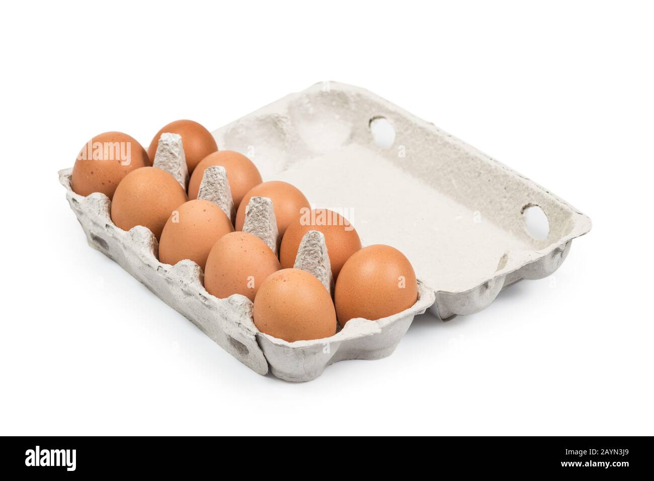 Zehn braune Eier in der Kartonverpackung, hochwinkelig isoliert auf weiß. Clipping-Pfad für einfaches Ausschneiden Stockfoto