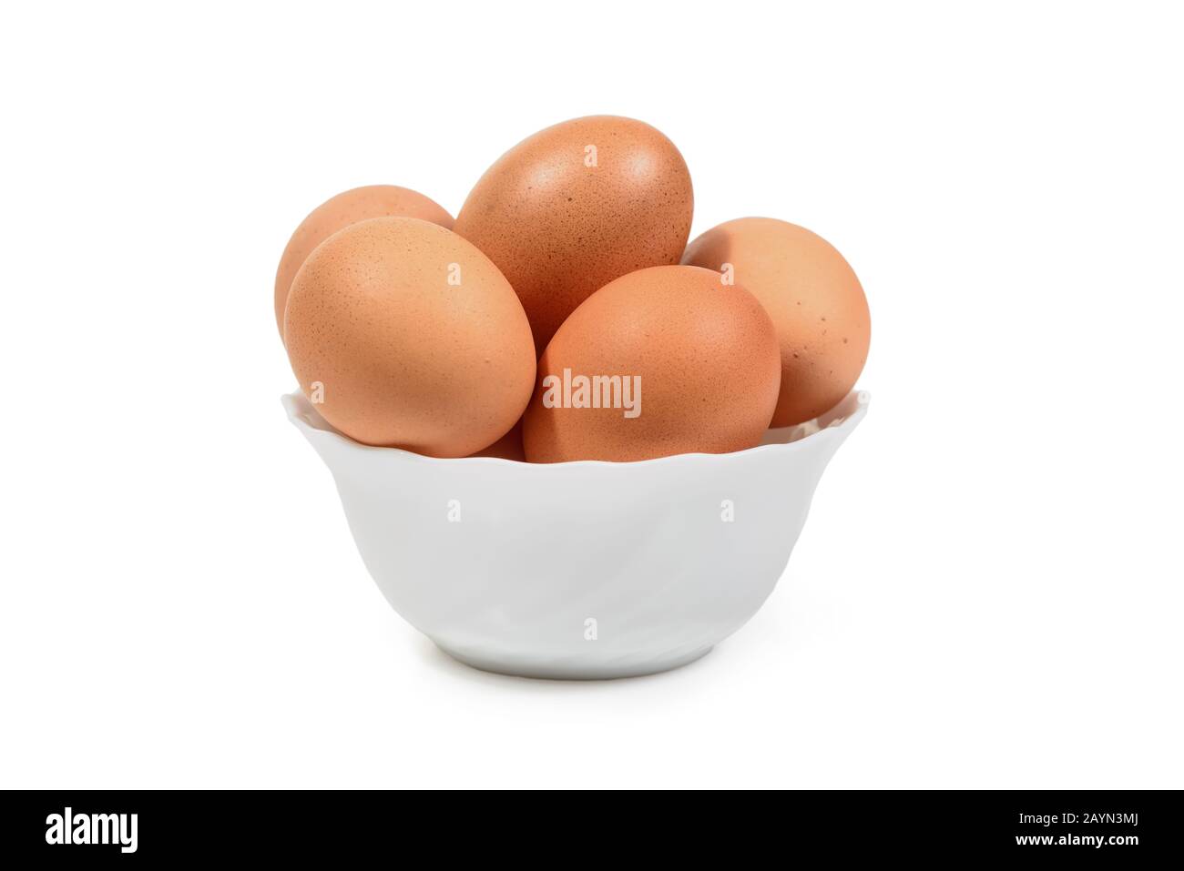 Braune Eier in weißer Porcelan-Schüssel isoliert. Clipping-Pfad für einfaches Ausschneiden. Stockfoto