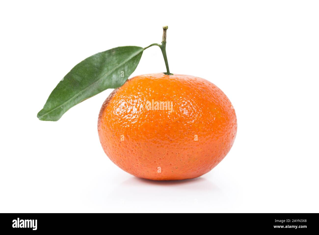 Einzelne ganze Tangerine Clementine mit grünem Blatt isoliert auf weißem Hintergrund. Clipping-Pfad für einfaches Ausschneiden Stockfoto