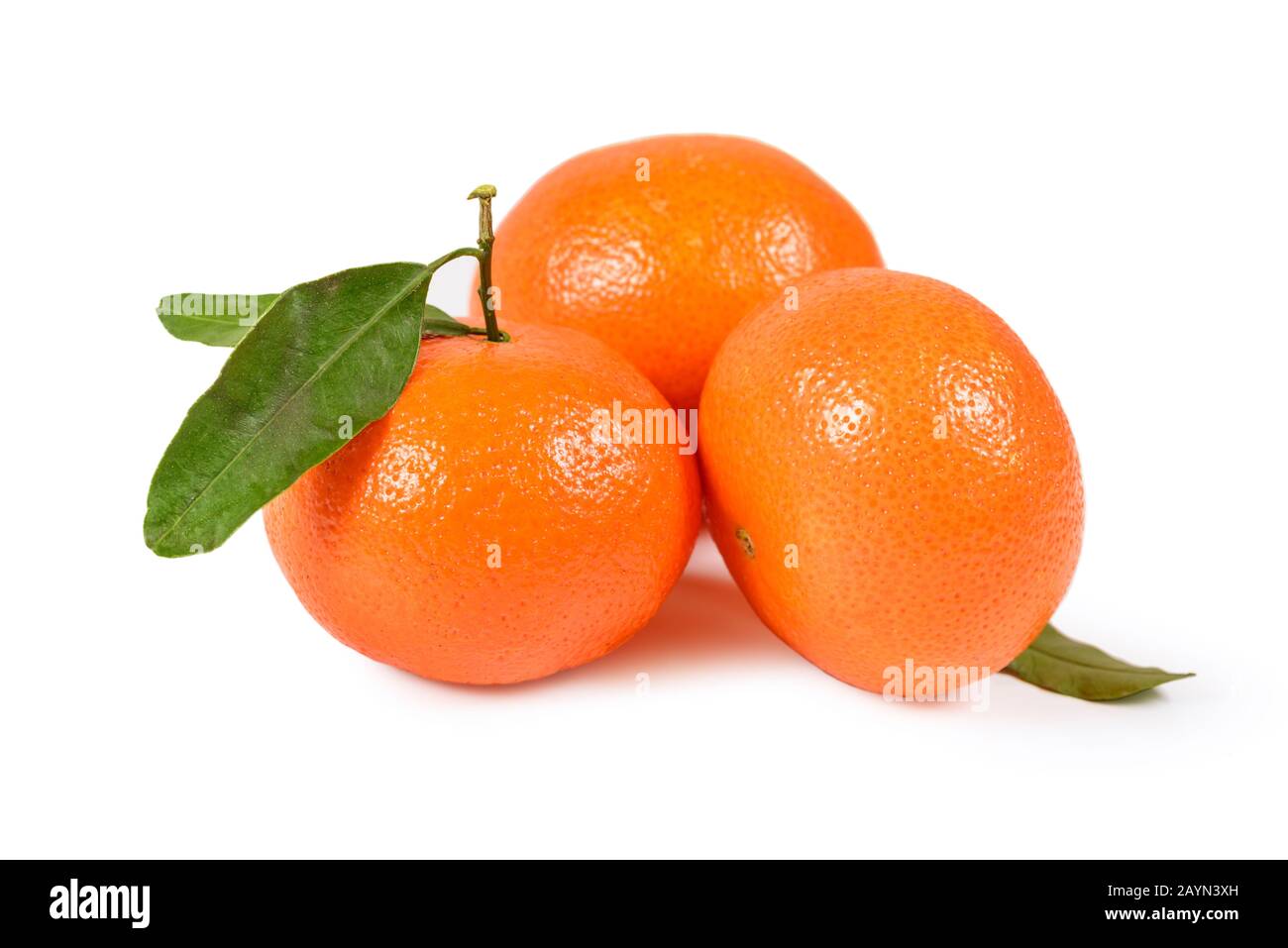 Mandarine oder Clementine bei grünen Blättern, isoliert auf weißem Hintergrund, isoliert mit Beschneidungspfad Stockfoto