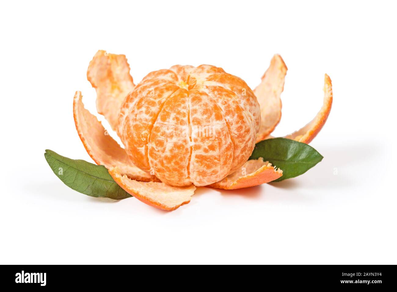 Abgeschälte Tangerine- oder Mandarinfrucht isoliert auf weißem Grund mit Beschneidungspfad Stockfoto