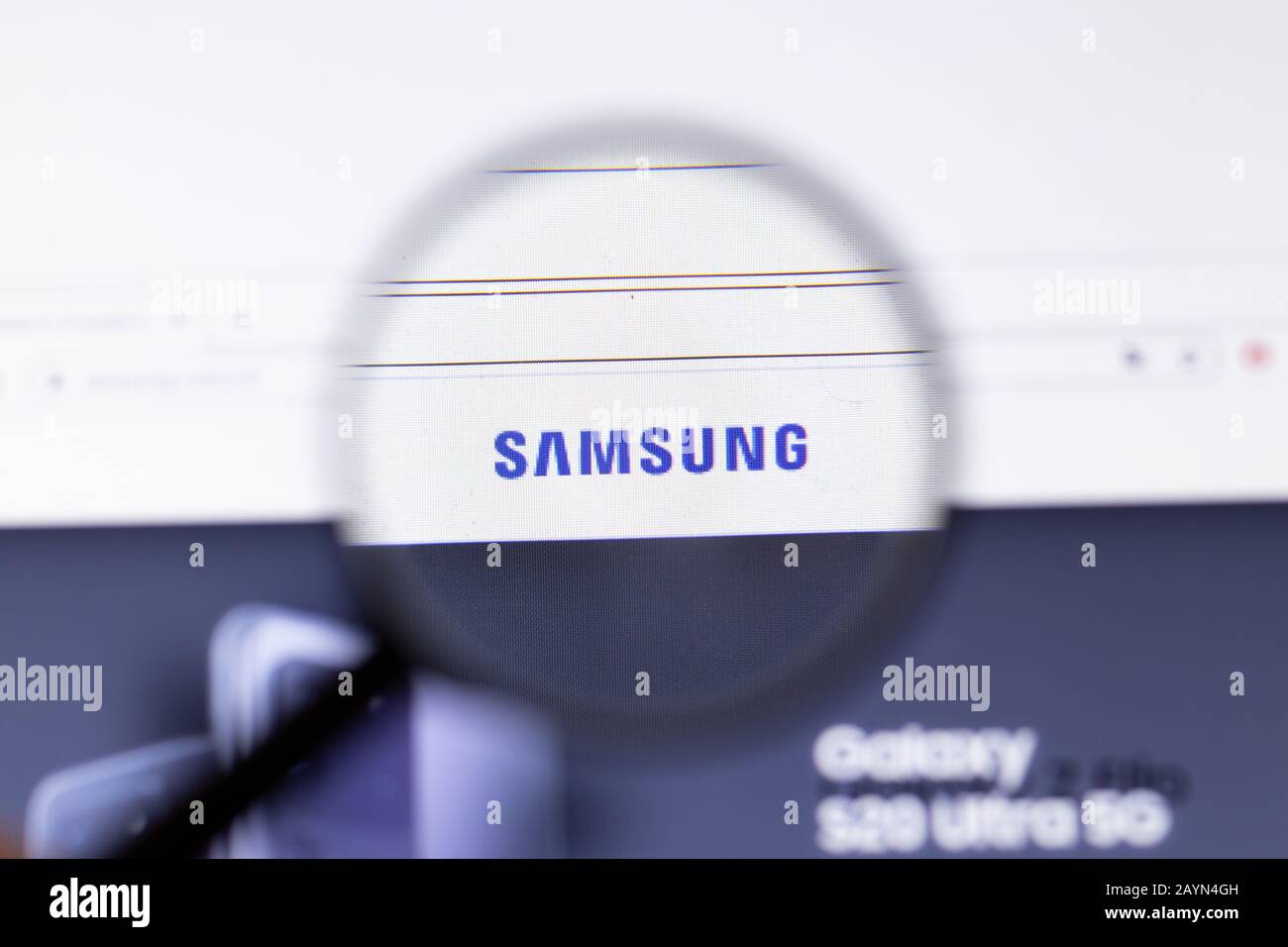 Petersburg, Russland - 18. Februar 2020: Website-Logo der Samsung Electronics Company auf Laptop-Display. Bildschirm mit Symbol, Bildmaterial Stockfoto