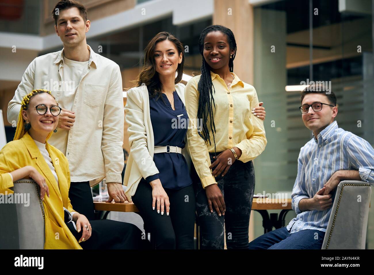 Junge, hart arbeitende, vielseitige Leute, die die Kamera betrachten. Nahaufnahme Foto. Stockfoto