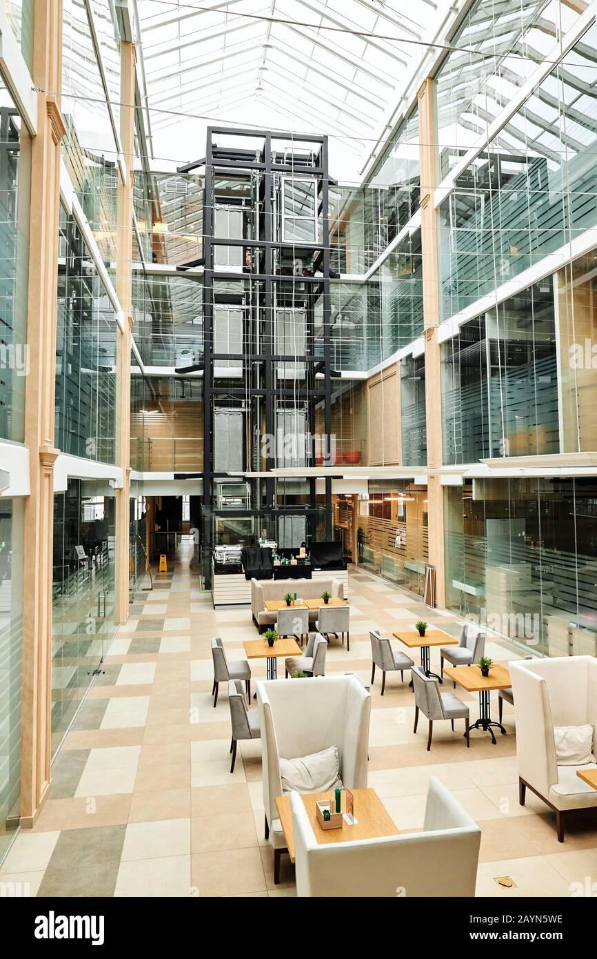 Traumarbeitsplatz für alle Geschäftsleute, verspielte entspannte Büroumgebung, vertikaler Schuss Stockfoto