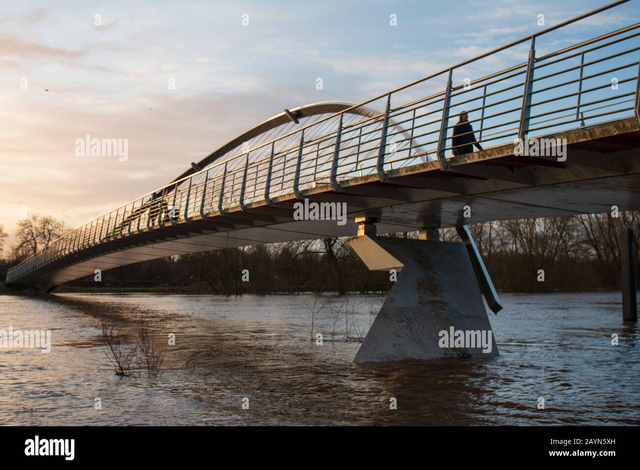 Wetter in Großbritannien. Pendler gehen über die Millennium Bridge am überfluteten Fluss Ouse in York vorbei. Stockfoto