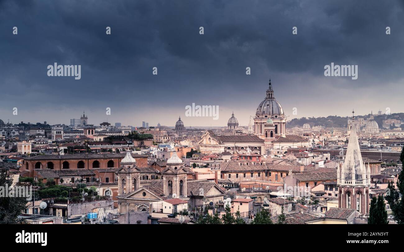 Blick auf die Skyline Roms unter stürmischen Himmel aus Terrazza del Pincio Stockfoto