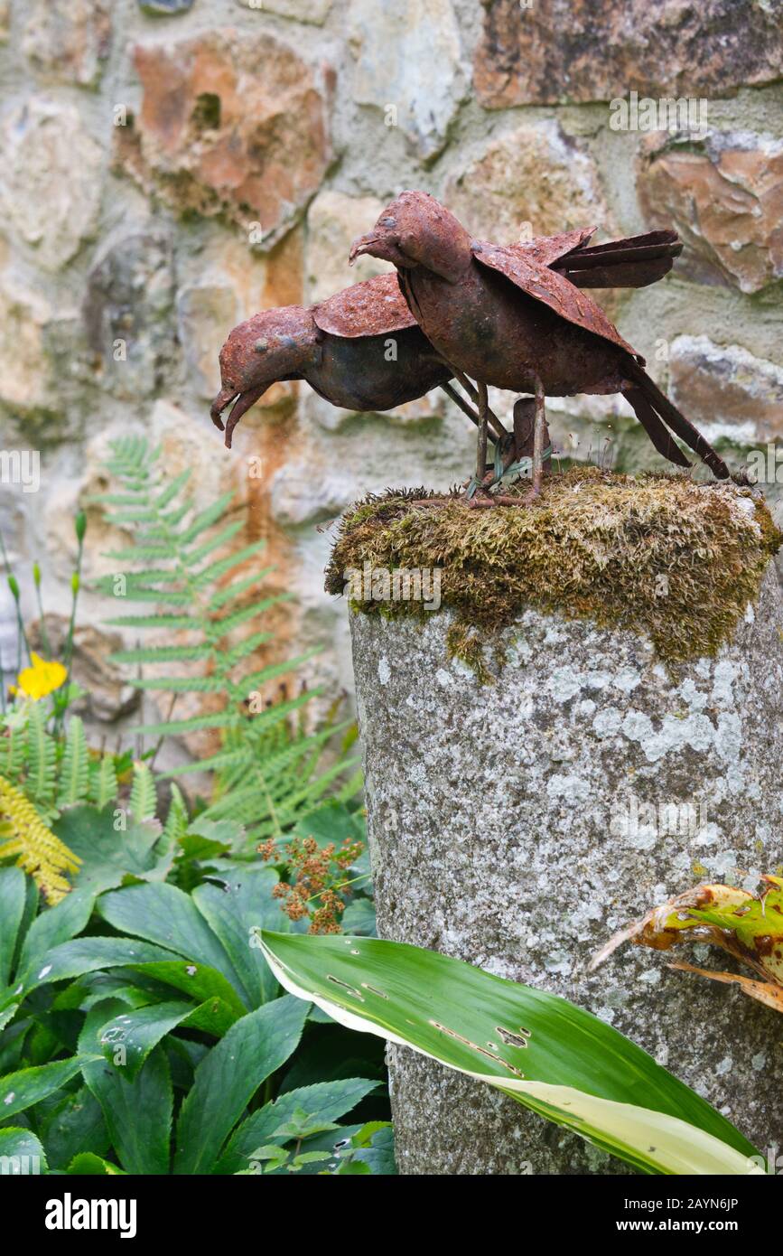 Eine Metallskulptur von Vögeln in Burrow Farm Gardens (auch bekannt als East Devons Secret Garden) in der Nähe von Axminster in Devon, England, Großbritannien Stockfoto
