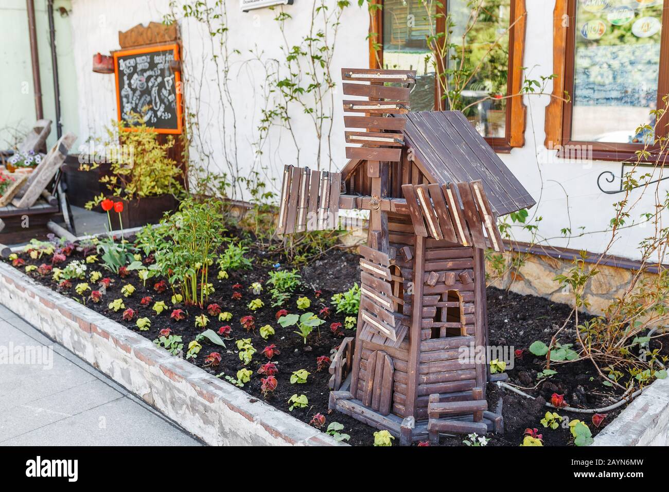 11. MAI 2018, MOSKAU, RUSSLAND: Windmühlendekoration im Garten Stockfoto