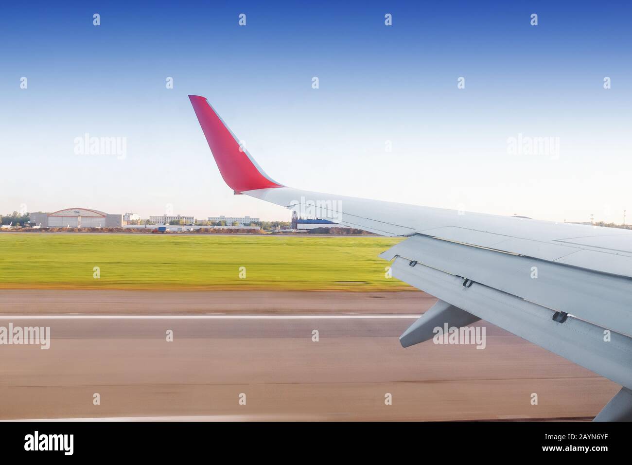 Fluggeschwindigkeit aus dem Fenster auf dem Flügel landen oder starten Stockfoto