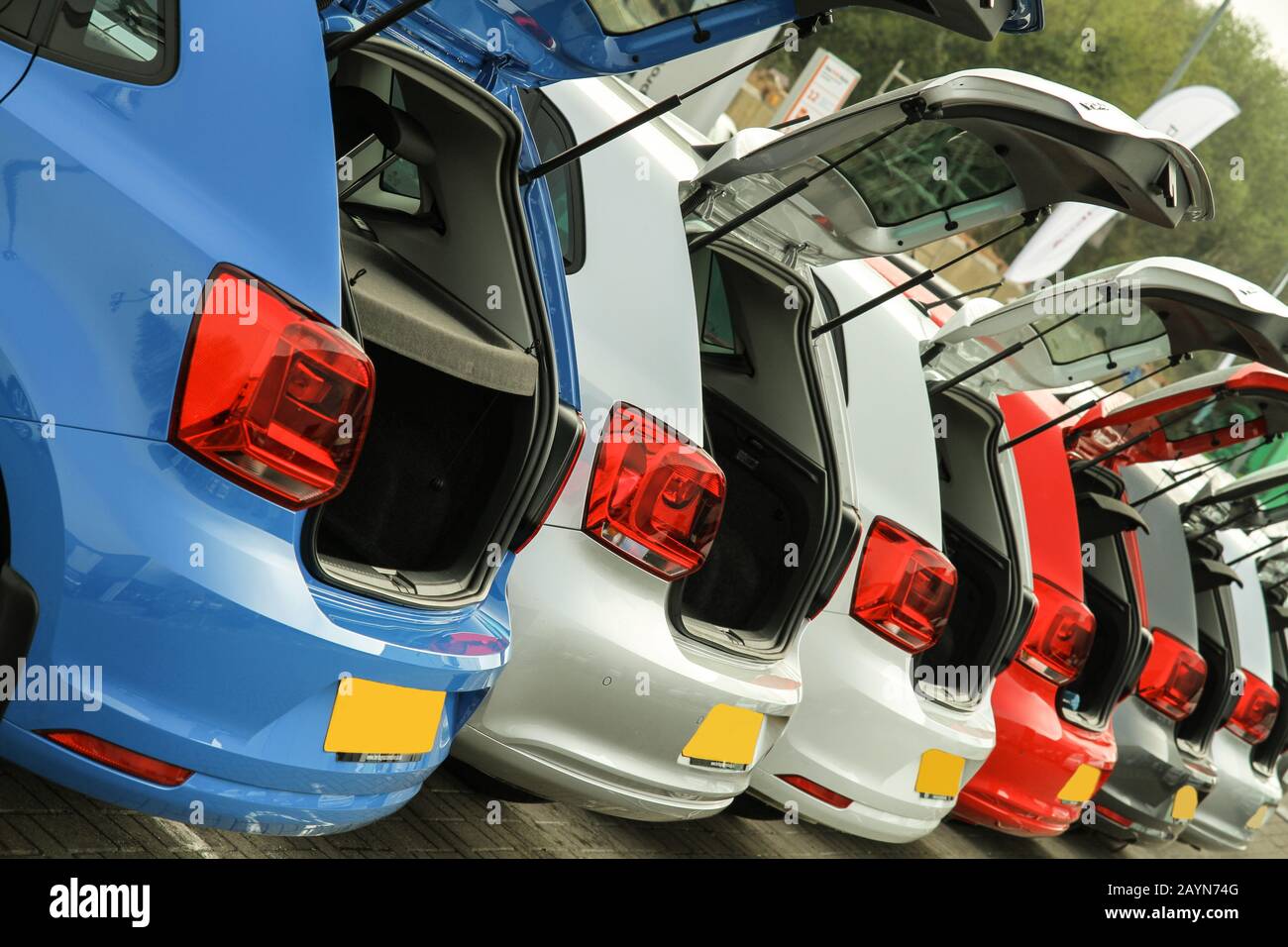 Brandneue VW-Autos von Volkswagen. Roter, blauer und weißer Kofferraum von Volkswagen VW Polo und Front of Golf Stockfoto