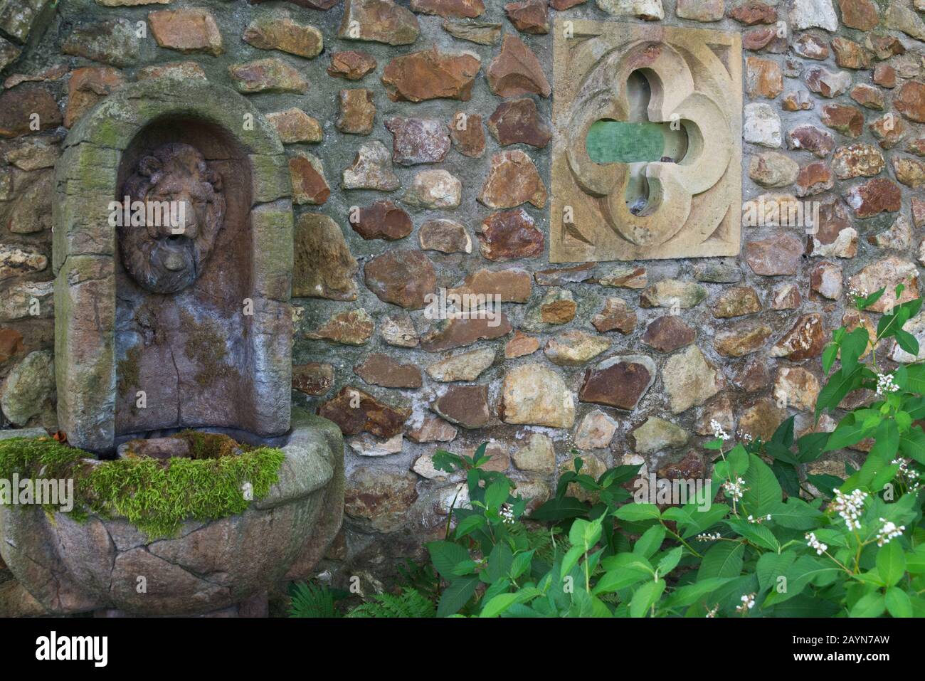 Eine Wasserfunktion im Millennium Garden in Burrow Farm Gardens (auch bekannt als East Devons Secret Garden) in der Nähe von Axminster in Devon, England, Großbritannien Stockfoto