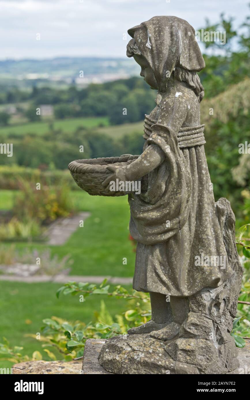 Eine Statue im Millennium Garden in Burrow Farm Gardens (auch bekannt als East Devons Secret Garden) in der Nähe von Axminster in Devon, England, Großbritannien Stockfoto