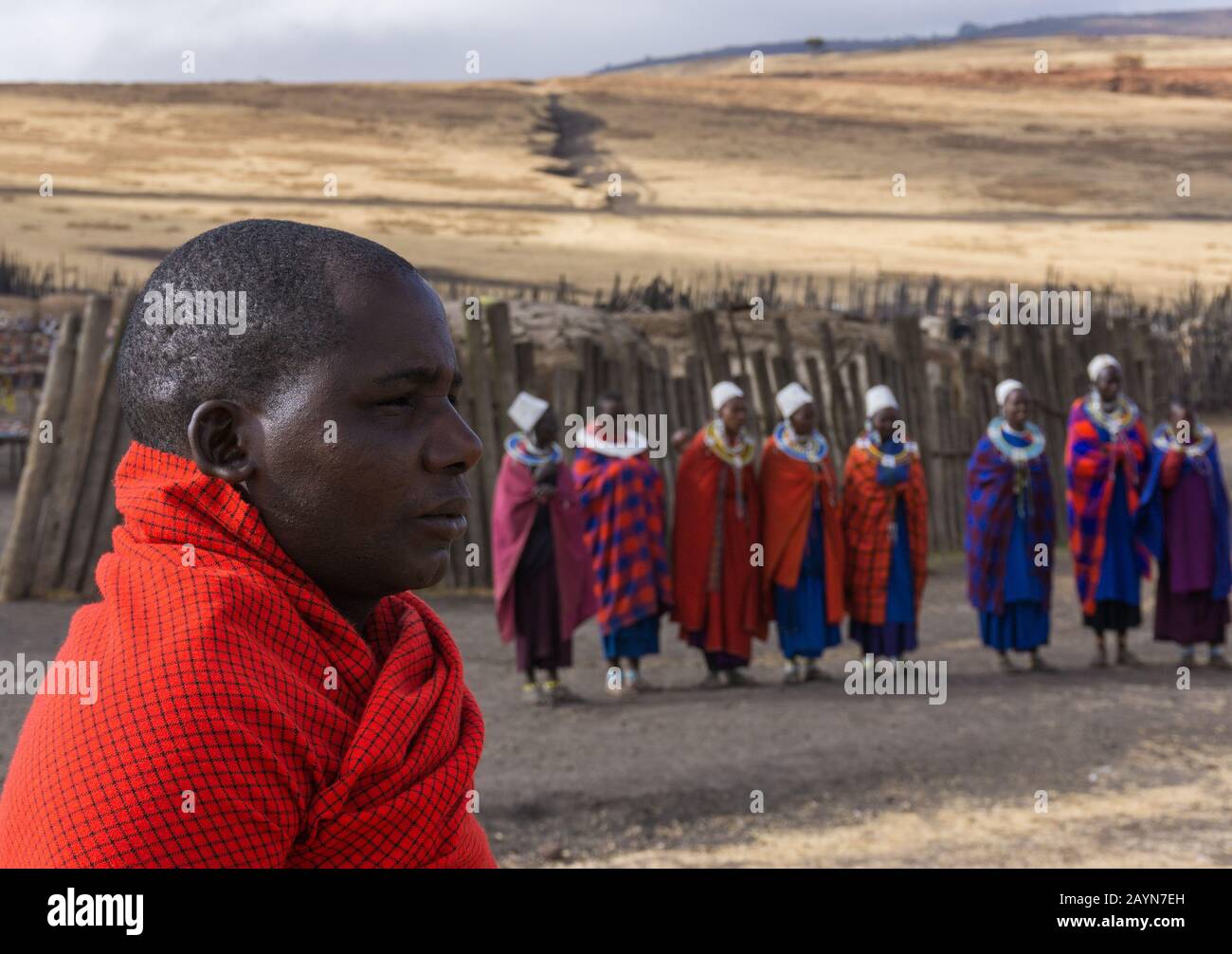 Ngorongoro, TANSANIA - 16. AUGUST 2019: Porträt eines jungen maasai-kriegers in einem traditionellen Masai-Dorf in der Nähe von Arusha, Tansania Stockfoto