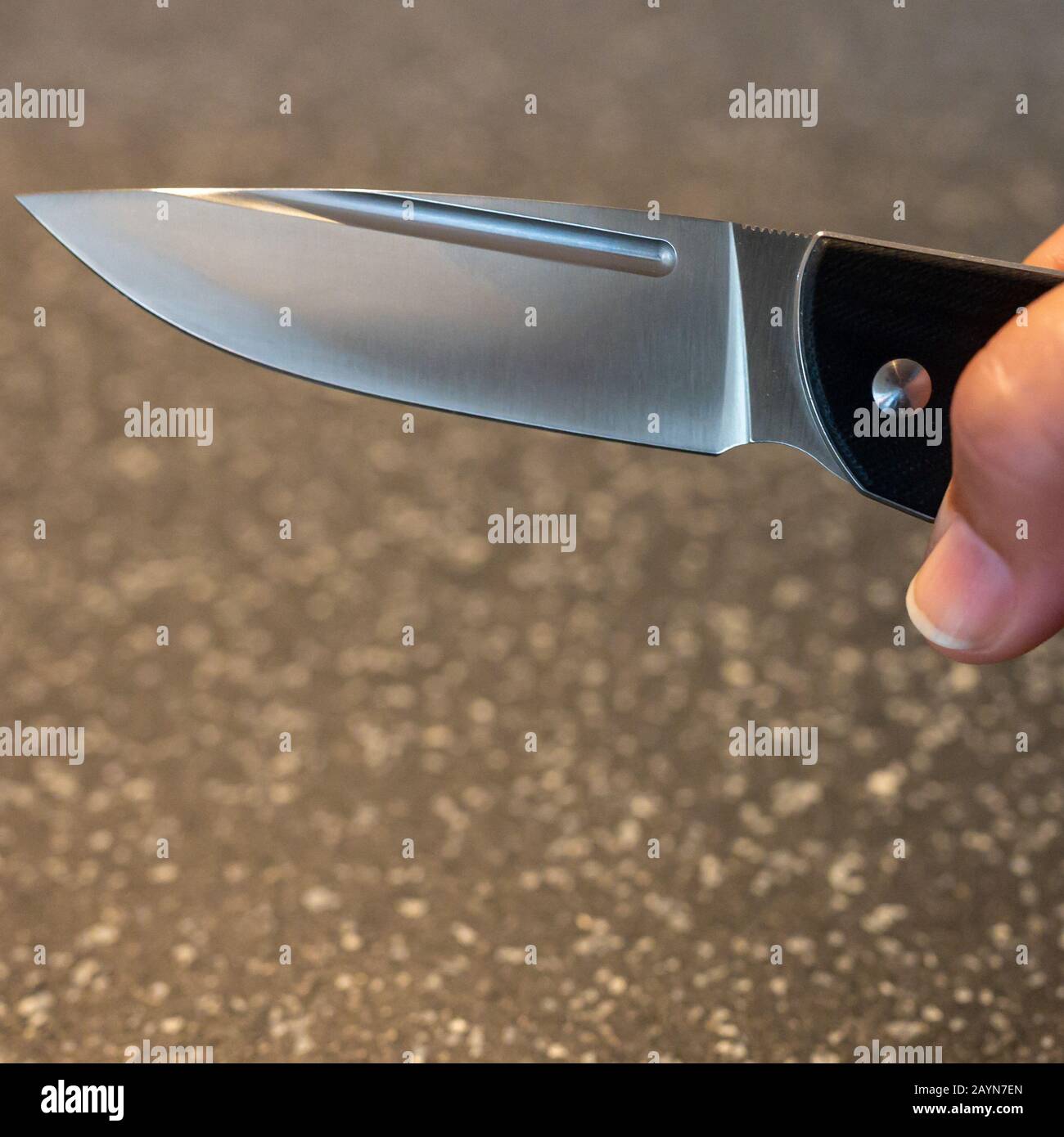 Symbole, Symbolbild, Eine Faust haelt ein Messer in der Hand. Stockfoto