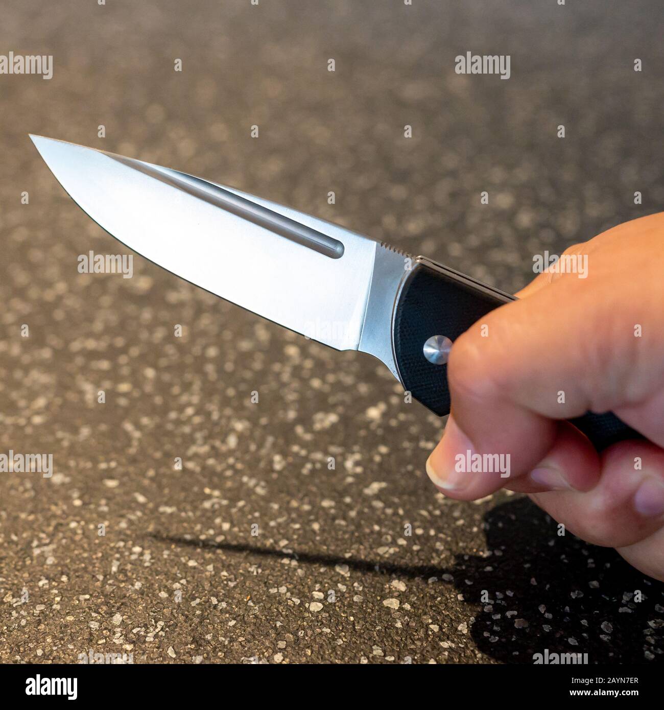 Symbole, Symbolbild, Eine Faust haelt ein Messer in der Hand. Stockfoto
