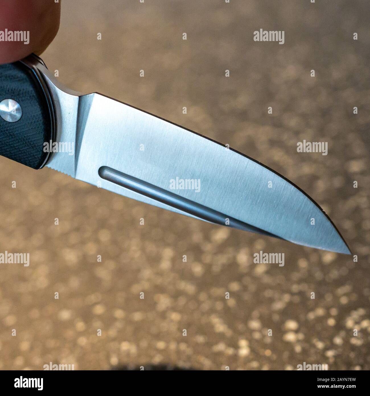 Symbole, Symbolbild, Eine Faust haelt ein Messer in der Hand. Stockfoto