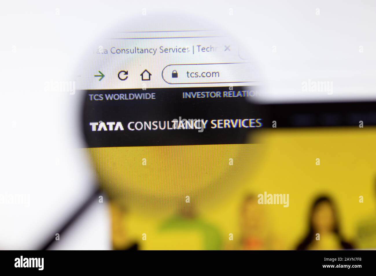 Petersburg, Russland - 18. Februar 2020: Logo auf der Webseite des Unternehmens TCS Tata Consultancy Services auf der Laptop-Anzeige. Bildschirm mit Symbol, Illustration Stockfoto