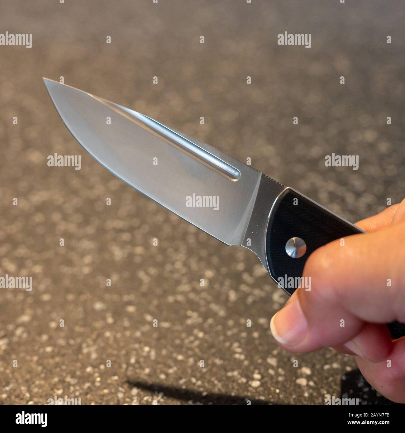 Symbole, Symbolbild, Eine Faust haelt ein Messer in der Hand. Stockfoto