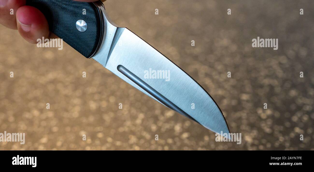 Symbole, Symbolbild, Eine Faust haelt ein Messer in der Hand. Stockfoto