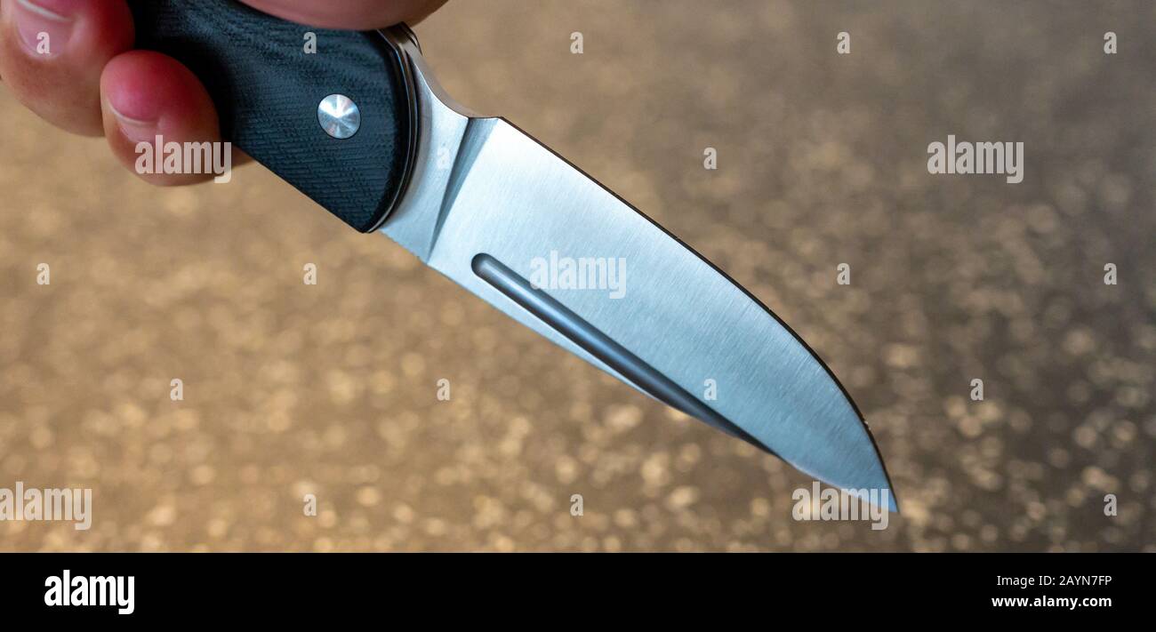 Symbole, Symbolbild, Eine Faust haelt ein Messer in der Hand. Stockfoto