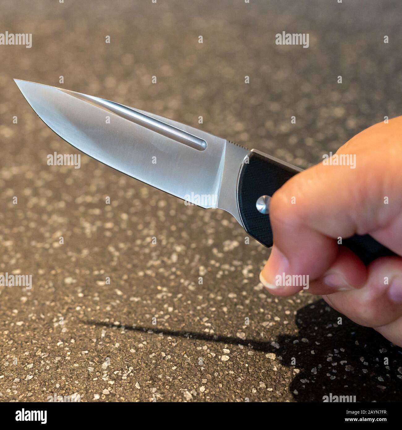 Symbole, Symbolbild, Eine Faust haelt ein Messer in der Hand. Stockfoto