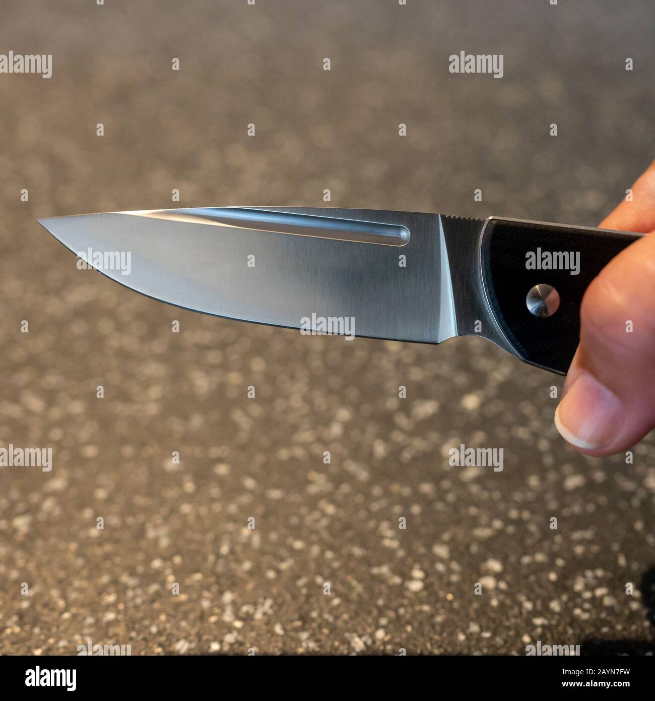 Symbole, Symbolbild, Eine Faust haelt ein Messer in der Hand. Stockfoto