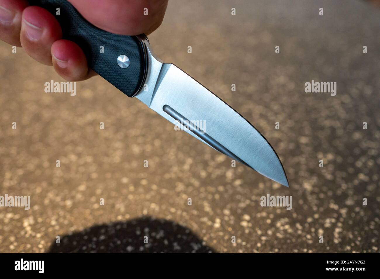 Symbole, Symbolbild, Eine Faust haelt ein Messer in der Hand. Stockfoto