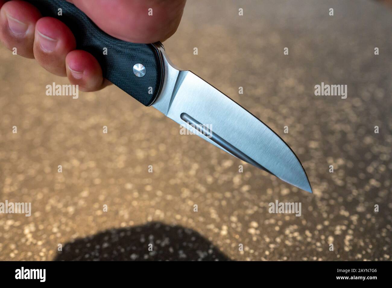 Symbole, Symbolbild, Eine Faust haelt ein Messer in der Hand. Stockfoto