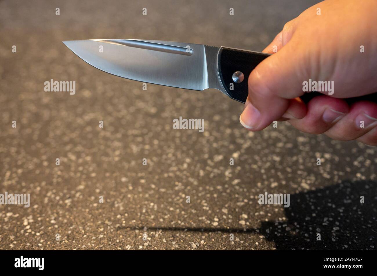 Symbole, Symbolbild, Eine Faust haelt ein Messer in der Hand. Stockfoto