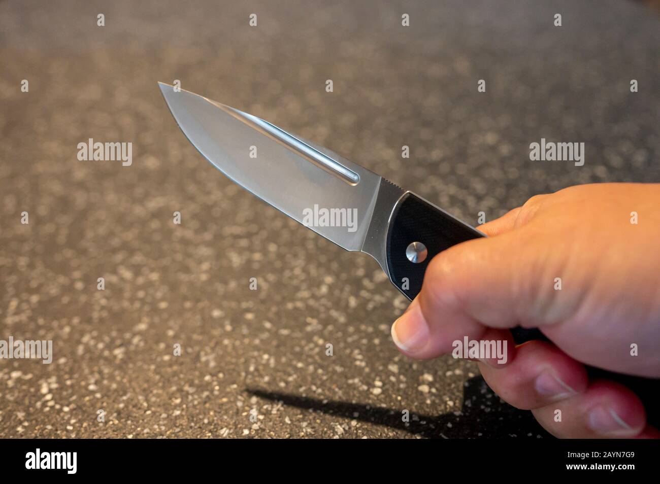 Symbole, Symbolbild, Eine Faust haelt ein Messer in der Hand. Stockfoto