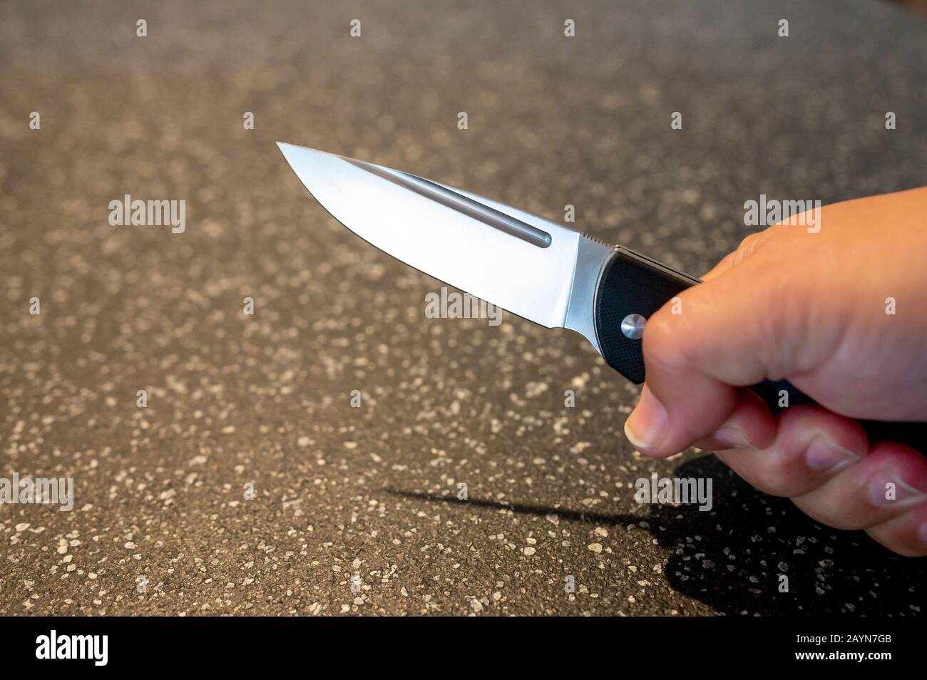 Symbole, Symbolbild, Eine Faust haelt ein Messer in der Hand. Stockfoto