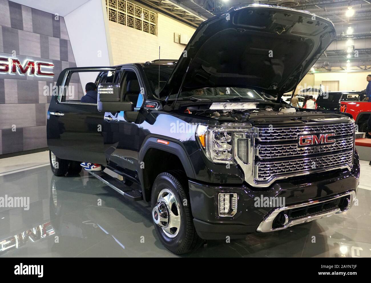 Philadelphia, Pennsylvania, USA - 9. Februar 2020 - EINE schwarze Farbe von 2020 GMC Sierra 3500 Denali 4WD Stockfoto