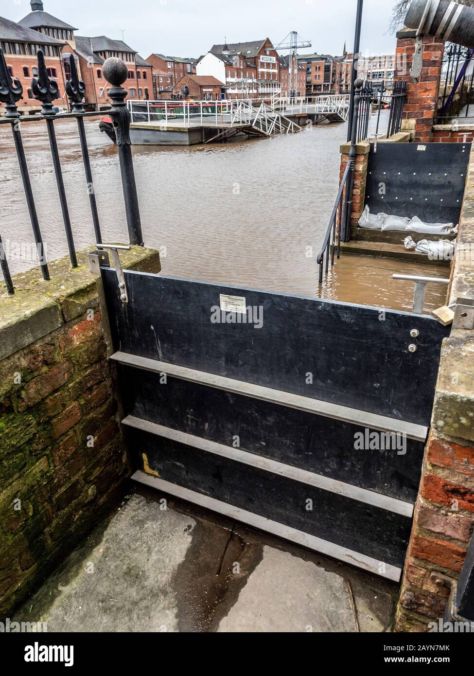Überschwemmung in York, Großbritannien aufgrund des Sturms Dennis, Flood Gates im Einsatz auf dem Fluss Ouse. Februar 2020. Stockfoto
