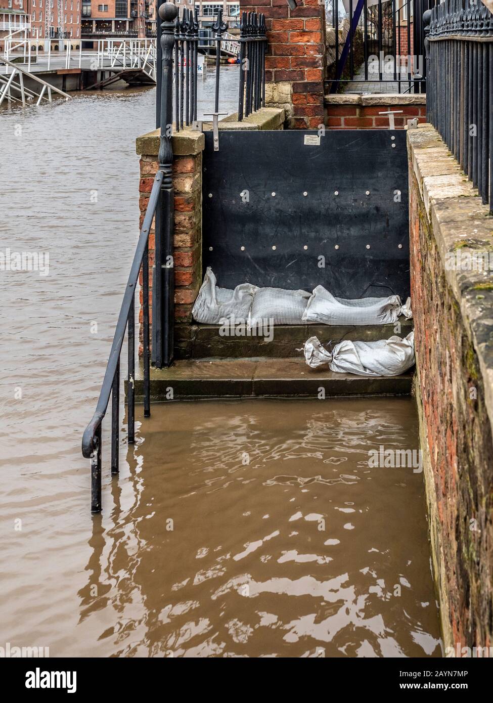 Überschwemmung in York, Großbritannien aufgrund des Sturms Dennis, Flood Gates im Einsatz auf dem Fluss Ouse. Februar 2020. Stockfoto