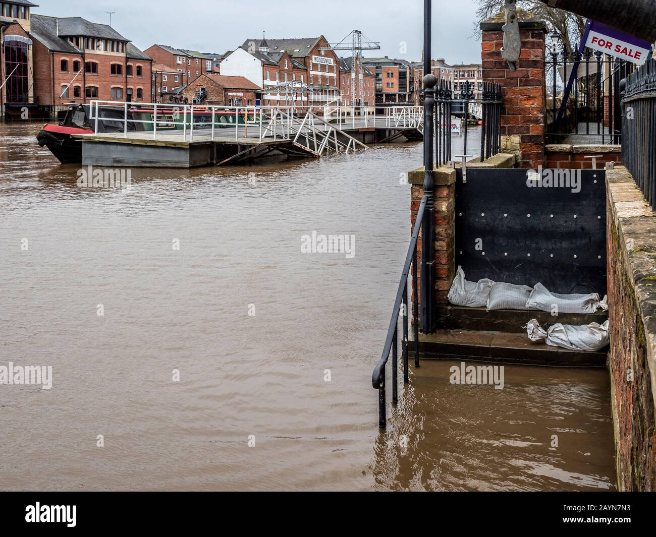 Überschwemmung in York, Großbritannien aufgrund des Sturms Dennis, Flood Gates im Einsatz auf dem Fluss Ouse. Februar 2020. Stockfoto