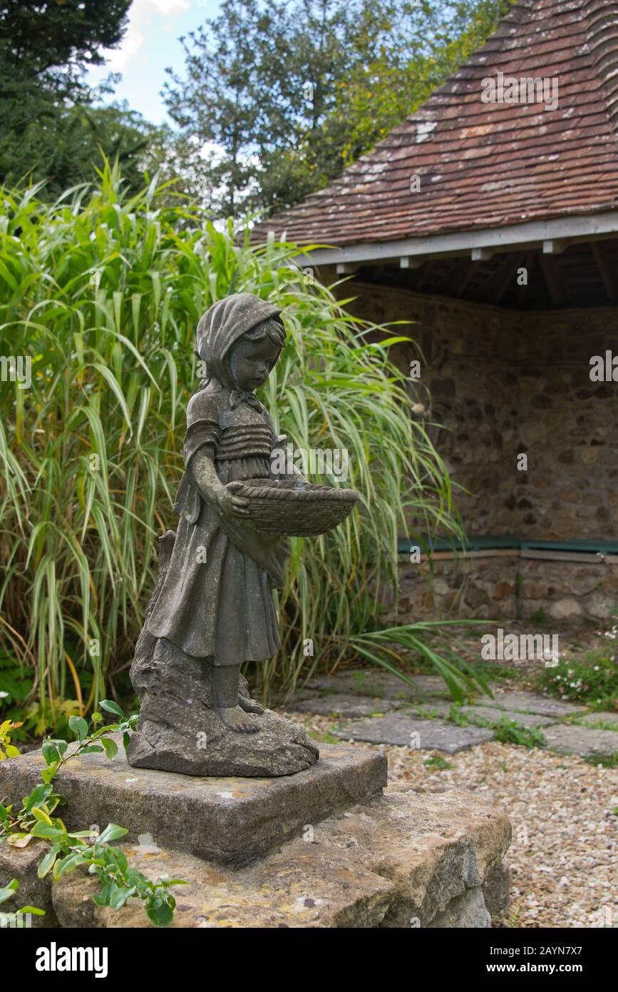 Eine Statue im Millennium Garden in Burrow Farm Gardens (auch bekannt als East Devons Secret Garden) in der Nähe von Axminster in Devon, England, Großbritannien Stockfoto